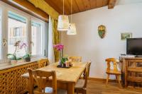 Televízia a/alebo spoločenská miestnosť v ubytovaní Hotel Aquila