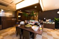 Natural Hot Spring SUPER HOTEL Kumamoto Chamber of Commerceにあるキッチンまたは簡易キッチン