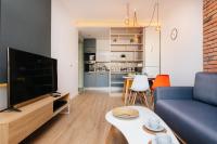 Televízia a/alebo spoločenská miestnosť v ubytovaní Stare Bielany 2-Bedroom Apartment