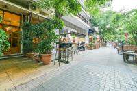Reštaurácia alebo iné gastronomické zariadenie v ubytovaní Koukaki Olympiou Apartment