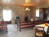 TV a/nebo společenská místnost v ubytování Klymeni Traditional Homes