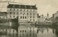 Výhled na řeku, která protéká v blízkosti hotelu