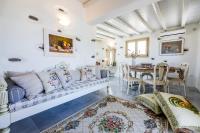 Posedenie v ubytovaní Kallirroe Master Villa with Sea View and Pool