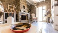 Posedenie v ubytovaní Kallirroe Master Villa with Sea View and Pool