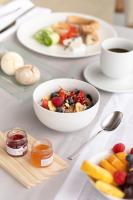 uma mesa com pratos de comida e uma taça de fruta em Daios Luxury Living em Tessalónica