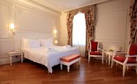 Postel nebo postele na pokoji v ubytování Corinne Art & Boutique Hotel