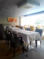 A seating area at Rg Status Hotel