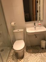 Koupelna v ubytování Hostal Casiano Camarasa