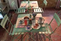 Jedlo v ubytovaní bed & breakfast alebo blízkom okolí