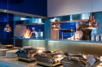 斯塔里斯I Resort Beach Hotel & Spa的餐厅厨房里有两个厨师，厨房里有个壁炉。