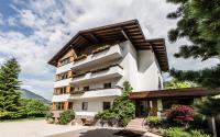 オルティゼーイにあるB&amp;B Villa Angelinoの木造屋根の白い建物