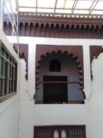una vista exterior de un edificio con un arco en Dar Tsouli, en Rabat