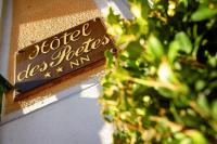 ベジエにあるHôtel Des Poètes avec parking sur réservationの建物の側面にある看板