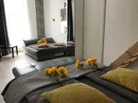Postel nebo postele na pokoji v ubytování Sunflowers Apartman