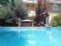 Bazén v ubytovaní maisonette with garden alebo v jeho blízkosti