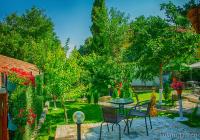 A garden outside Guest House Simon Green