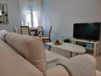 Televízia a/alebo spoločenská miestnosť v ubytovaní Personal Holiday Homes