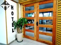 una puerta de madera con una maceta delante de ella en Hotel Terra Valdivia, en Valdivia