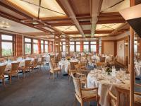 una sala de banquetes con mesas y sillas con manteles blancos en Badhotel Restaurant Stauferland, en Bad Boll