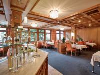 Un restaurante con mesas y sillas en una sala. en Badhotel Restaurant Stauferland, en Bad Boll