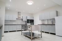 Kuchyňa alebo kuchynka v ubytovaní Luxury Villa