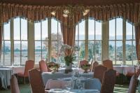 ヤラ・グリンにあるChateau Yeringのテーブルと椅子と窓のあるダイニングルーム