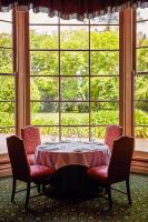 ヤラ・グリンにあるChateau Yeringの窓際のテーブル(ワイングラス付)