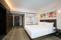 广州友和酒店Yuwa Hotel-Free Shuttle Bus to Canton Fair Complex DuringCanton Fair Periodにあるベッド