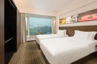 广州友和酒店Yuwa Hotel-Free Shuttle Bus to Canton Fair Complex DuringCanton Fair Periodにあるベッド