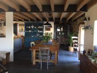 Una cocina y un comedor con mesa y sillas de madera. en la source d'en haut, en Valcivières