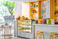 una panadería con una vitrina llena de comida en TMS Hotel Da Nang Beach, en Da Nang