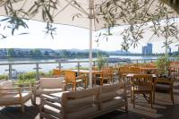 Vista de un río que corre cerca del hotel