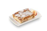 Un trozo de pastel en un plato blanco con rodajas de manzana. en Guesthouse Turšič, en Vrhnika