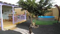 A garden outside caravana en oasis privado