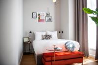 Een bed of bedden in een kamer bij FINCH Boutique Hotel, downtown