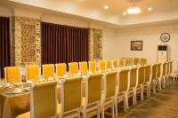 une salle de conférence avec une longue table et des chaises jaunes dans l'établissement Khách sạn Hậu Giang, à Vị Thanh