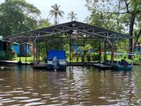 un edificio en medio de un cuerpo de agua en All Rankins Eco-Lodge, en Tortuguero