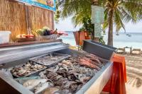 Een barbecue met garnalen en andere zeevruchten op het strand. bij Hayahay Resort in Panglao