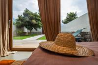 A garden outside Vivere Suites & Rooms