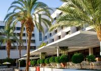 ein Hotel mit Palmen davor in der Unterkunft Lagoona by Isrotel Collection in Eilat