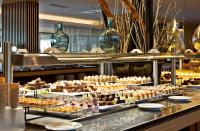 uma linha de buffet com muitos tipos diferentes de sobremesas em VidaMar Resort Hotel Algarve em Albufeira