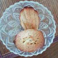 two pieces of bread sitting on a glass plate at LA MAGUETTE in Sault-de-Vaucluse