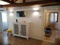 Telewizja i/lub zestaw kina domowego w obiekcie Stefany's Home Venice Apartment