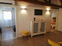 Telewizja i/lub zestaw kina domowego w obiekcie Stefany's Home Venice Apartment