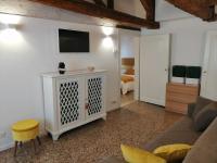Telewizja i/lub zestaw kina domowego w obiekcie Stefany's Home Venice Apartment