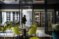 Posezení v ubytování Hotel Plaza e de Russie - Relais & Châteaux