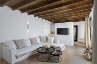 Televízia a/alebo spoločenská miestnosť v ubytovaní Aquavisionaire Beach Front Villa