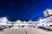 Un gran edificio con coches aparcados en un estacionamiento. en Palace Inn- Louetta, en Spring