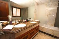 A bathroom at Estepona Mar Azul Aparthotel