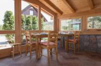 Reštaurácia alebo iné gastronomické zariadenie v ubytovaní Plitvice Miric Inn